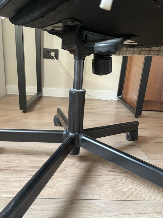 Стол+кресло в хорошем состоянии