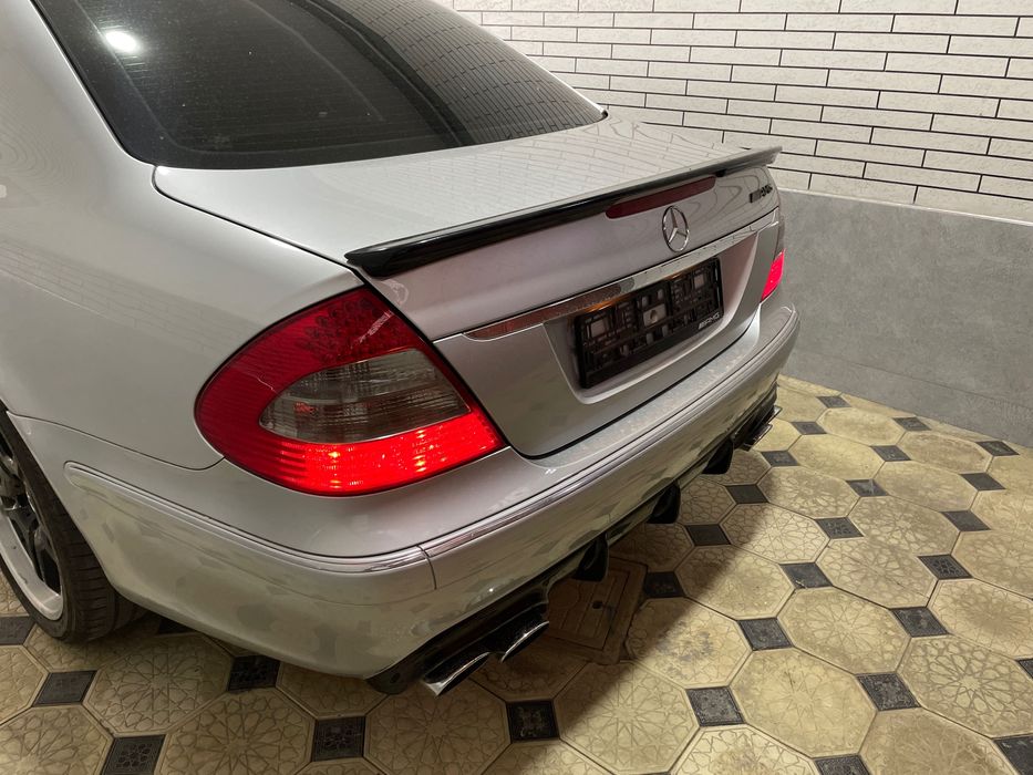 Mercedes-Benz W211 5.0 V8
