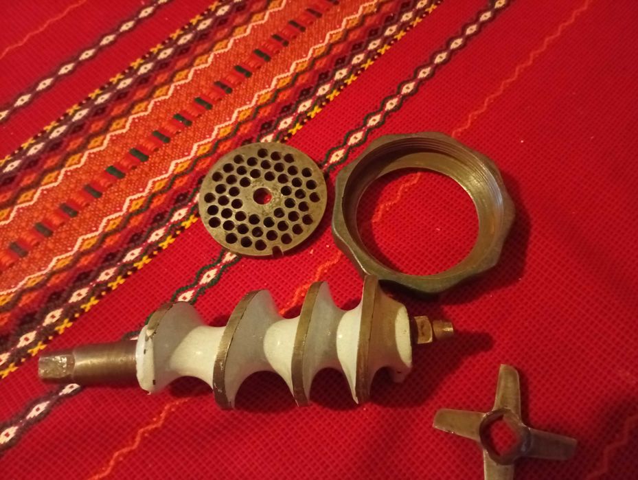 Продавам машинка за мелене на месо и зеленчуци