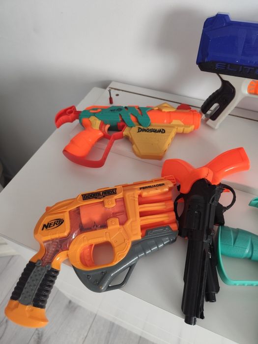 Vând pușcă și pistoale Nerf funcționale