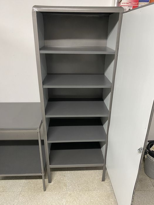 Метални шкафове с маса