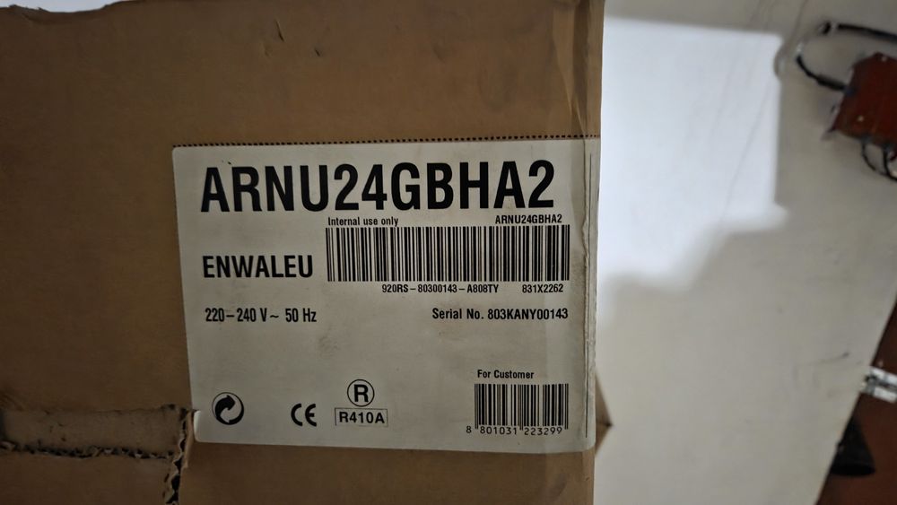 De vanzare  700 lei bucata , unitatea interioara noua , am 8 bucăți