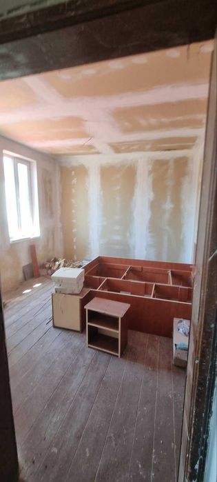 Двуетажна къща с два търговски обекта в гр. Долна баня