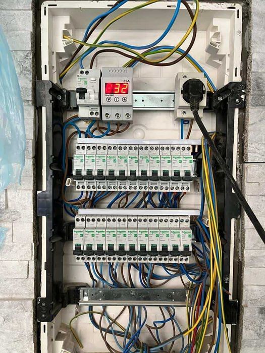 Electrician servicii complete
