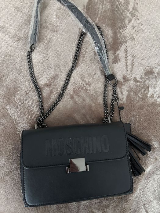 Geantă nouă Moschino cu eticheta