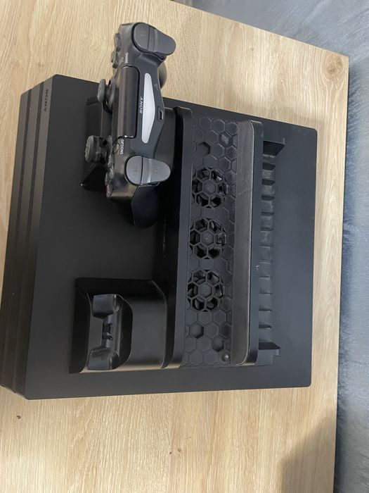 Vand ps4 pro 1T utilizat