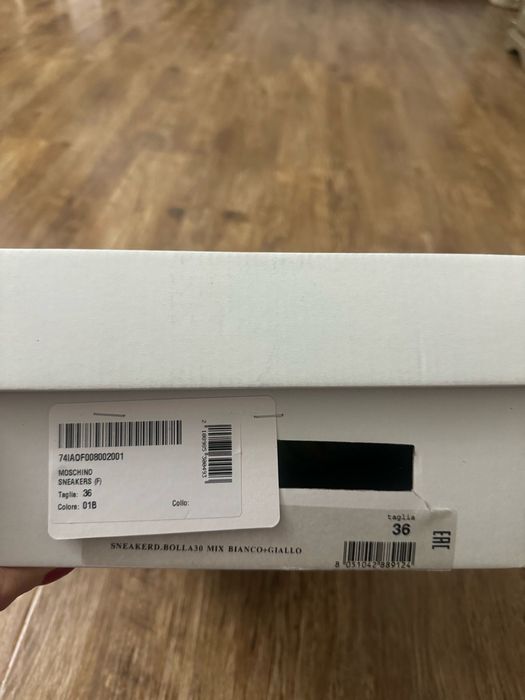 Vand adidasi Moschino