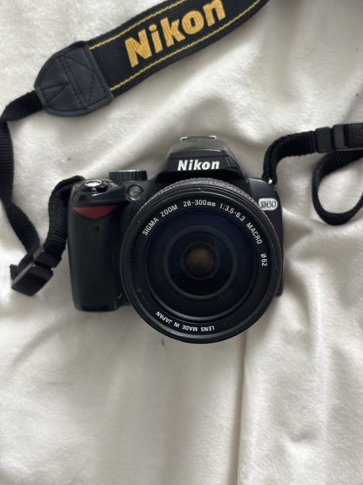 Kit DSLR Nikon D60 + obiectiv Sigma 28–300mm | Zoom puternic + baterii + încărcător + gentuță bonus