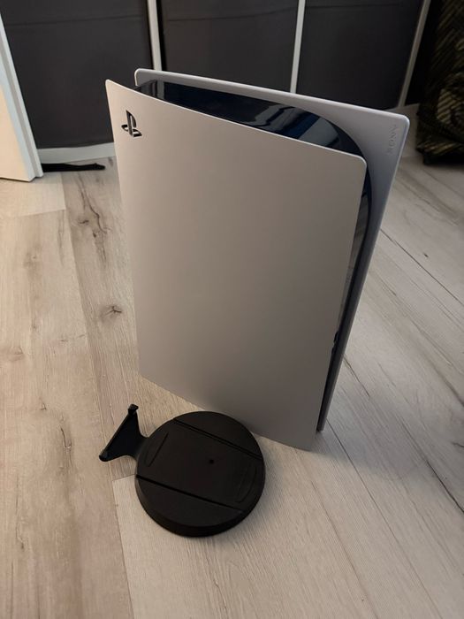 PS5 Digital Edition cu 100h jucate!