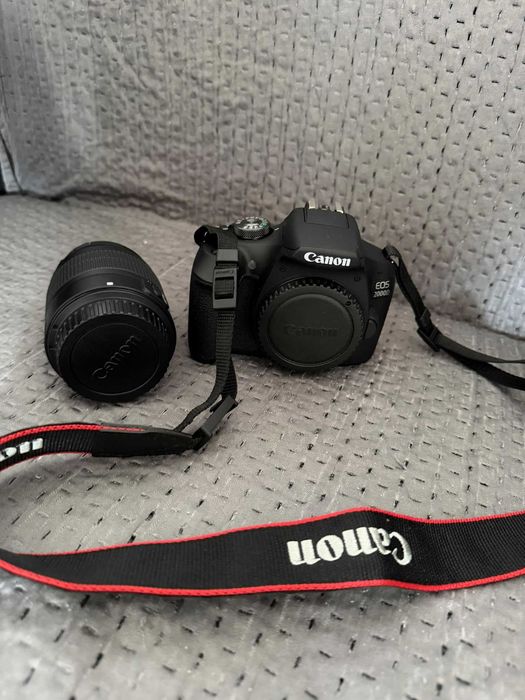 Canon EOS 2000D DSLR + obiectiv 18-55mm + geantă cadou