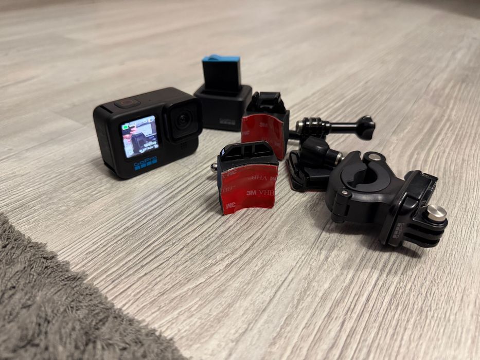 Cameră de acțiune GoPro HERO 10– Full HD/4K, stabilizare, accesorii incluse + încărcător dual