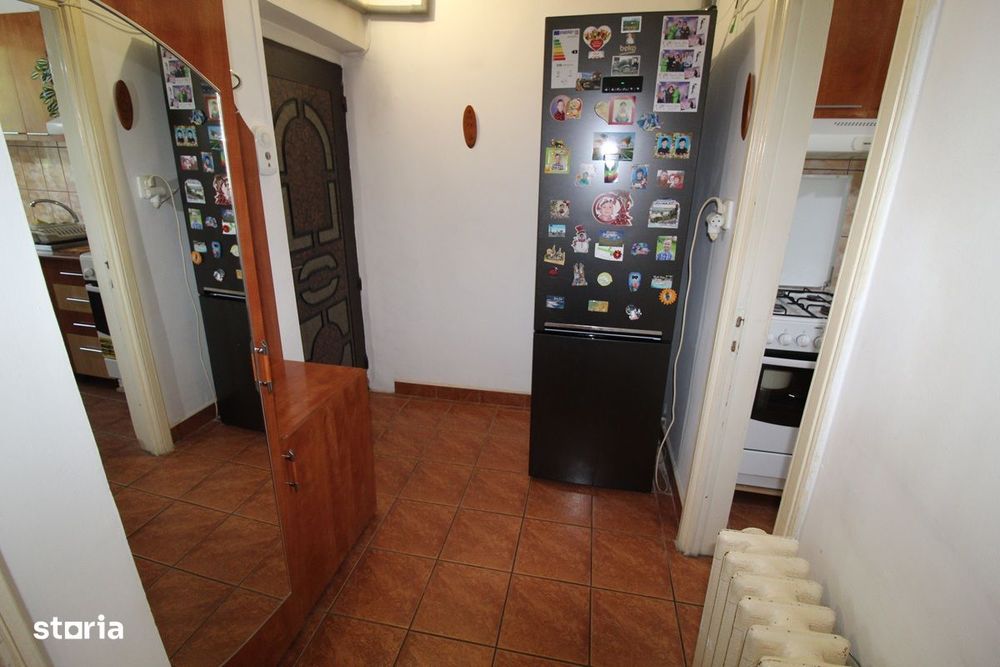 Vând apartament 2 camere în Hunedoara, zona Micro2-OMW, etaj 1...