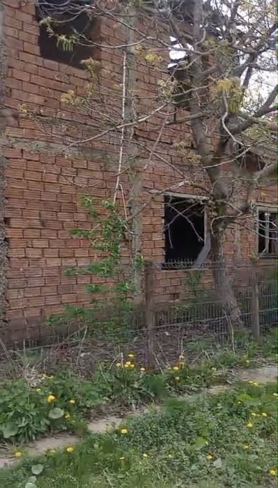 Constructie la rosu +teren 17 ari aproximativ