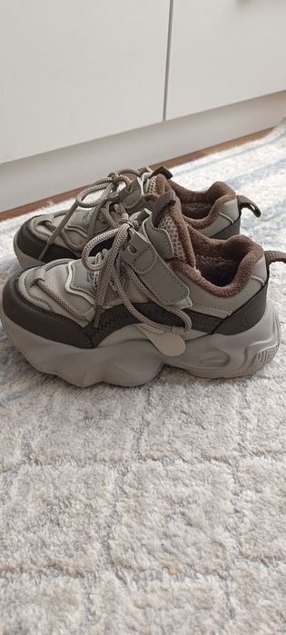 Продам детскую обувь