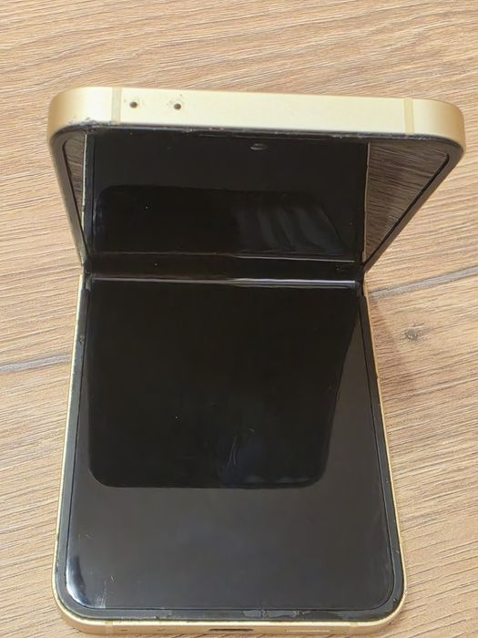 Samsung Galaxy Z flip 6 Gold