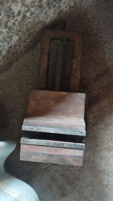 Tiski тиски sotiladi,  360 °  gradus aylanadi sastayani alo darajada.