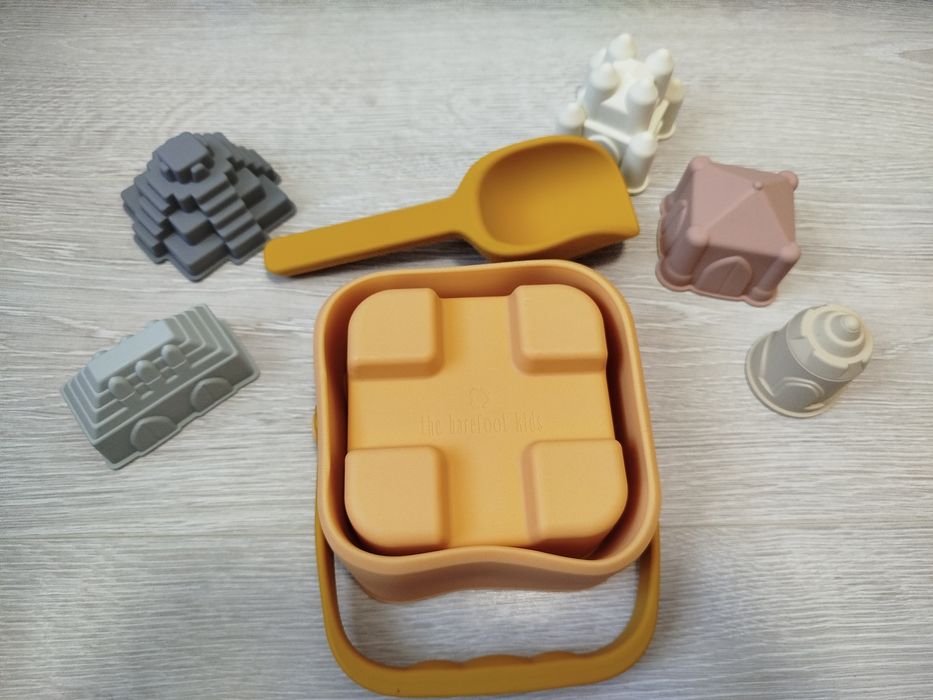 Set Găletușă de nisip  cu accesorii din silicon