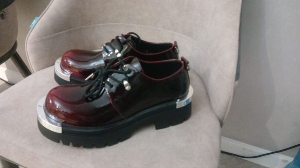 Продам новые лоферы женские ,цвет бордовые