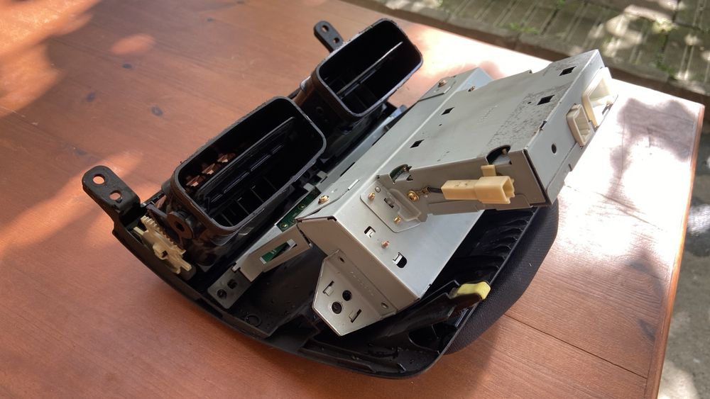 Конзола  за Toyota Avensis T25