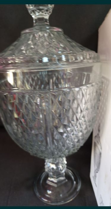 Посуда вазочки тарелки.