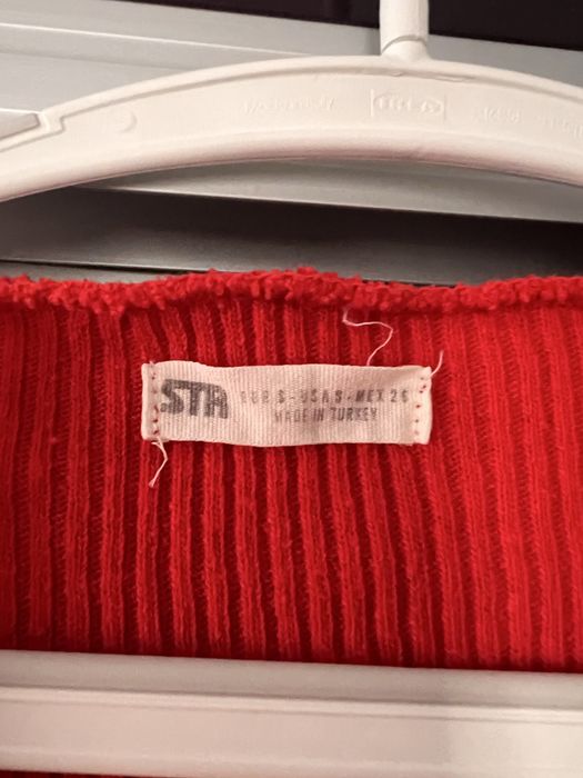 Червено горнище, Stradivarius