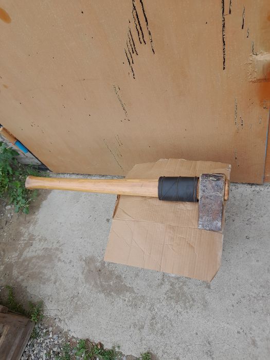 Продам топор колун