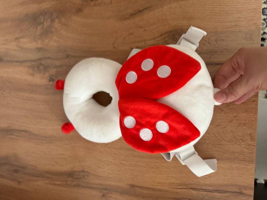 Детская защитная подушка-рюкзачок для головы (в виде божьей коровки).
