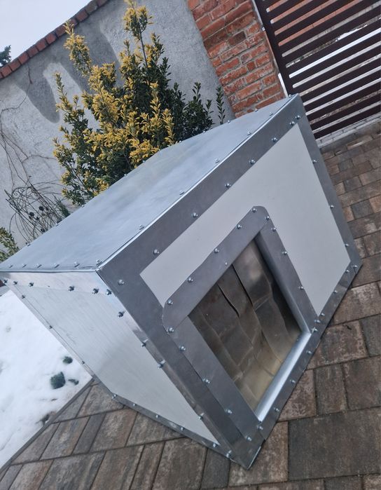 Cusca caini din  panou sandwich termoizolat