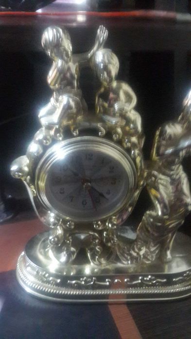 продам настольные красивые часы