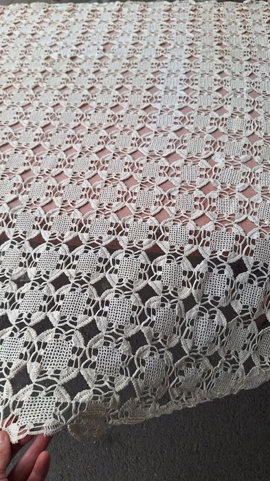 Fata de masa lucrata manual