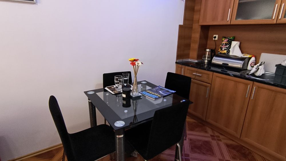 Трапезна квадратна маса