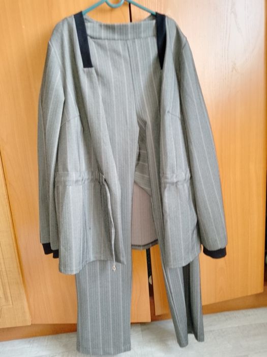 Продам брючный костюм