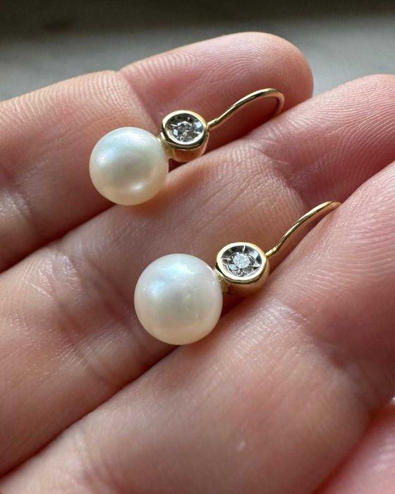 Pereche de cercei din aur galben, decorată cu diamante și perle Akoya,