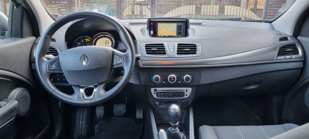 Toyota Auris Hybrid pentru Bolt si Uber