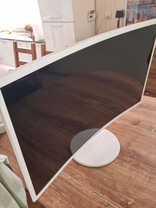 Monitor Samsung 31,5" mare