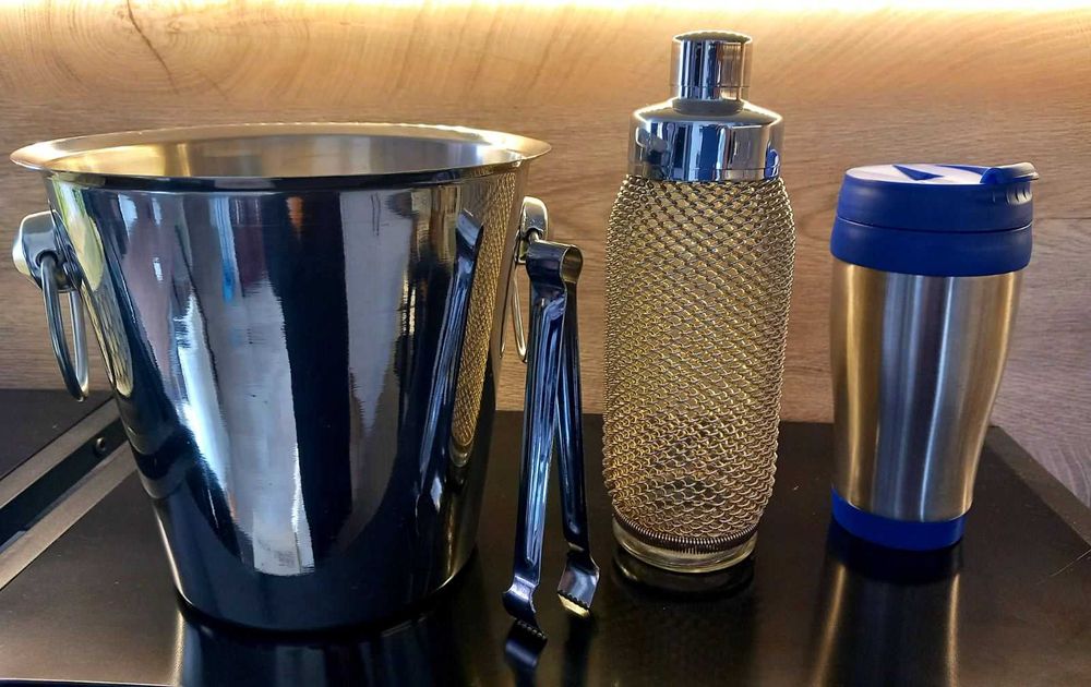 За бар/механа: трошач и съд за лед, стойка за вино, халби, шейкър