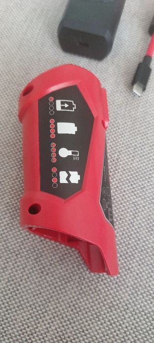 Încărcător compact M12 Milwaukee