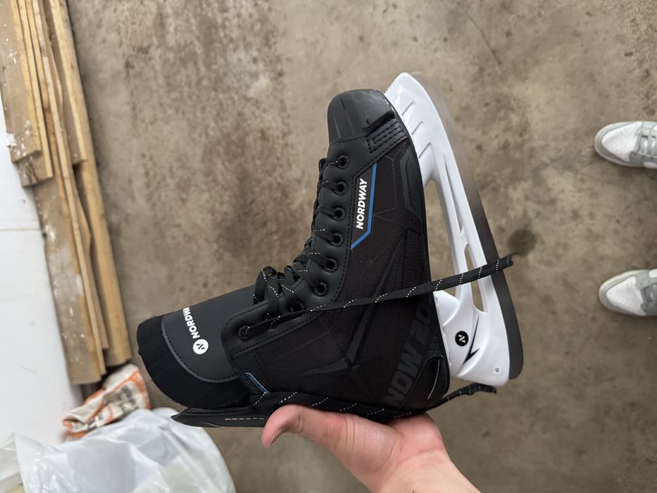 Пролаю коньки и клюшку