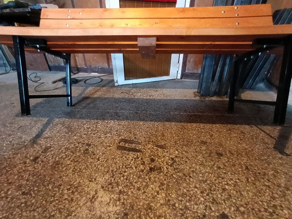 Градинска пейка.