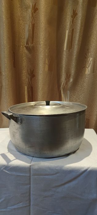 Кастрюля алюминиевая.