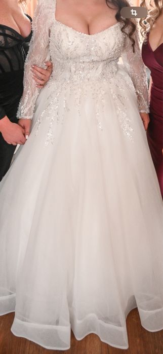 Vand rochie de mireasa pe corset reglabil.