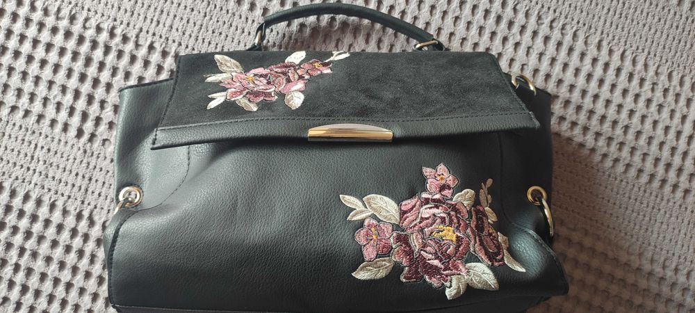 Черна чанта велур и кожа с бродирани цветя с дълга дръжка