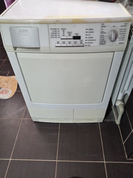 кондензаторна сушилня AEG Electrolux (подобна на модели като AEG T57809 или T59820) с капацитет от 7 кг и енергиен клас A.