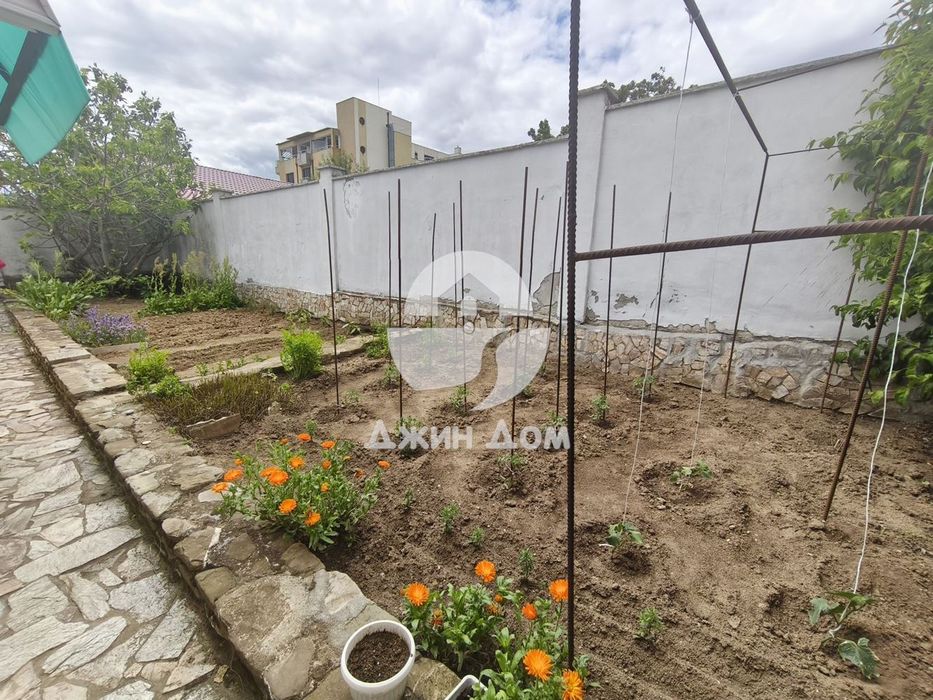 Просторна обзаведена къща с двор в гр. Бяла