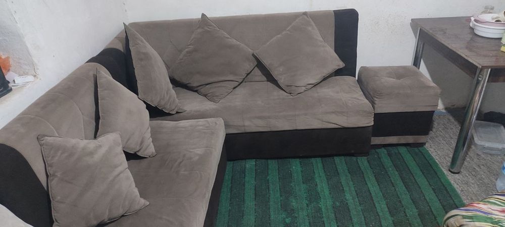 Уголок с пуфиками и падушками