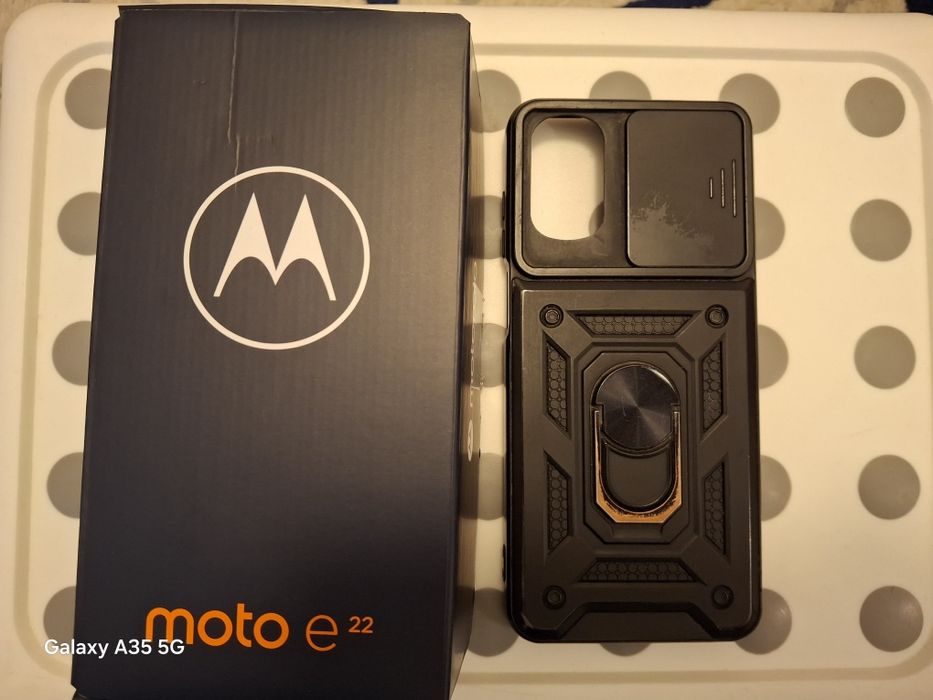 Telefon Motorola E22 + husa
