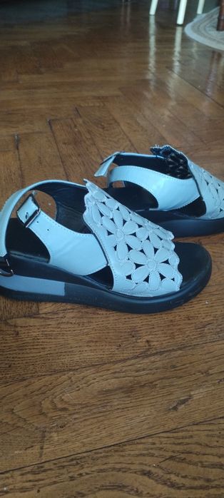 Vand sandale noi de piele