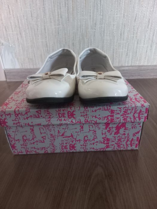 Продам детские белые туфли