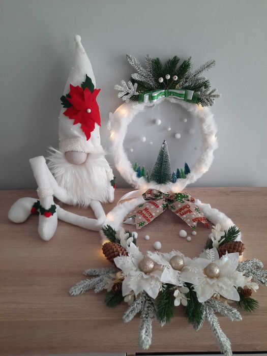 Коледни гноми и коледни венци