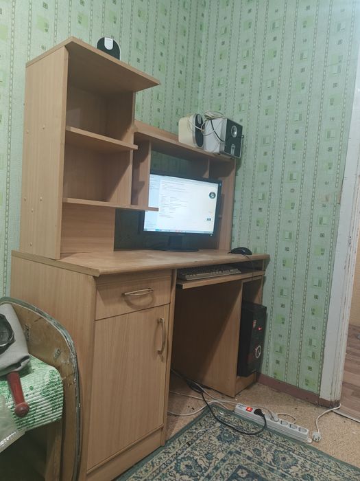 Компьютерный стол и ПК